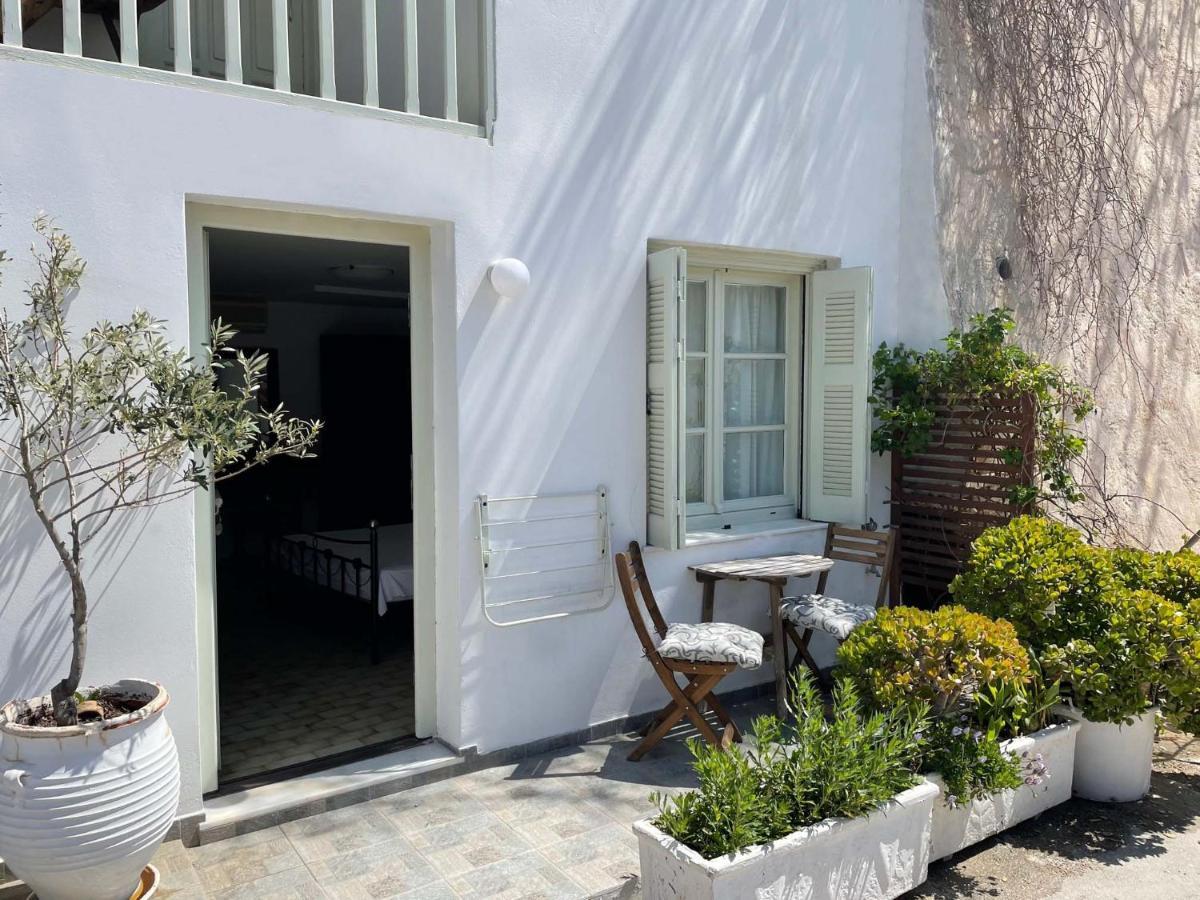 Areti'S Milos Guesthouses 아다마스 외부 사진