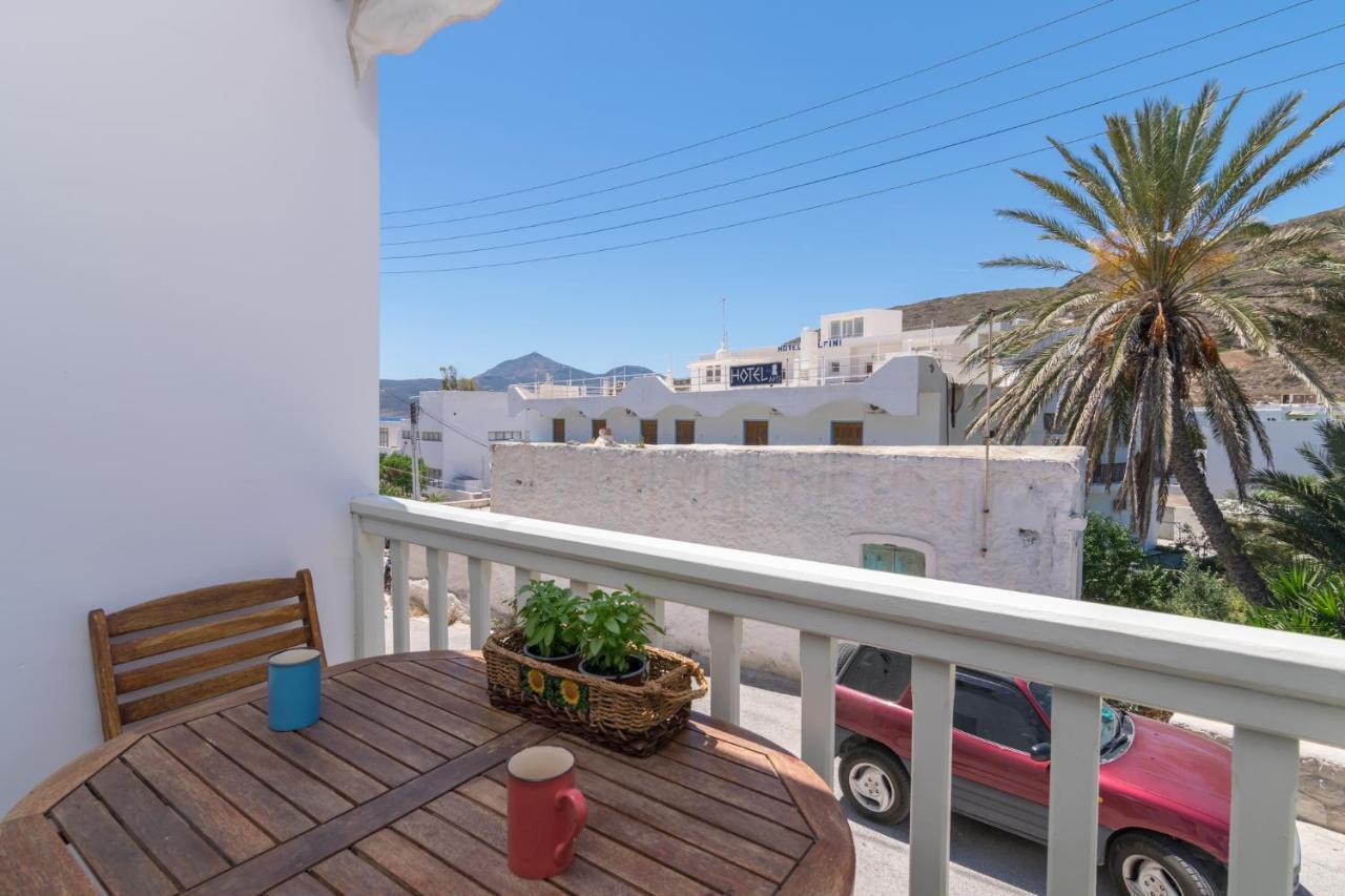 Areti'S Milos Guesthouses 아다마스 외부 사진