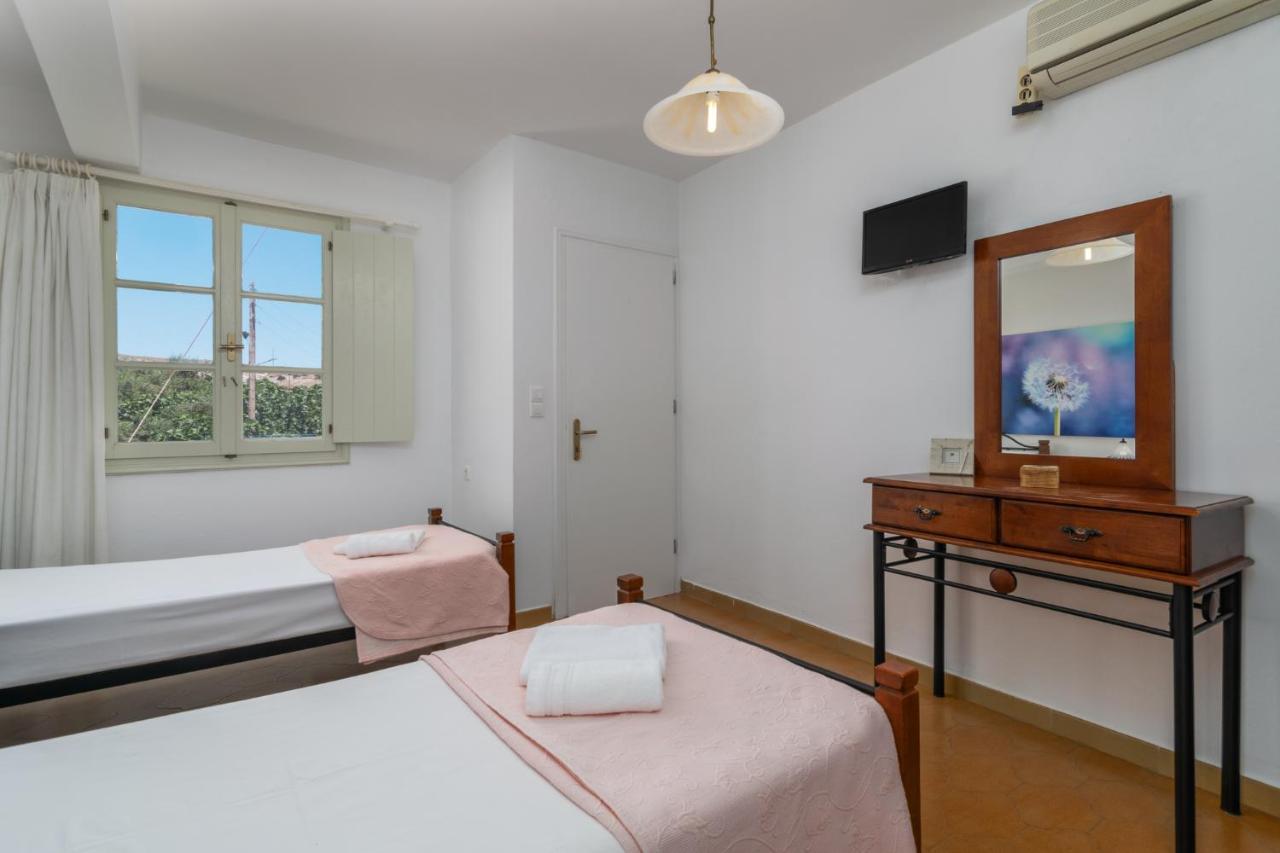 Areti'S Milos Guesthouses 아다마스 외부 사진