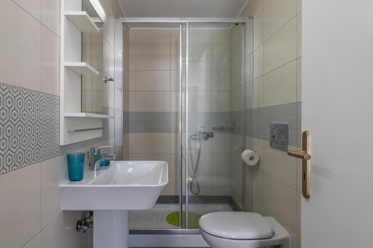 Areti'S Milos Guesthouses 아다마스 외부 사진