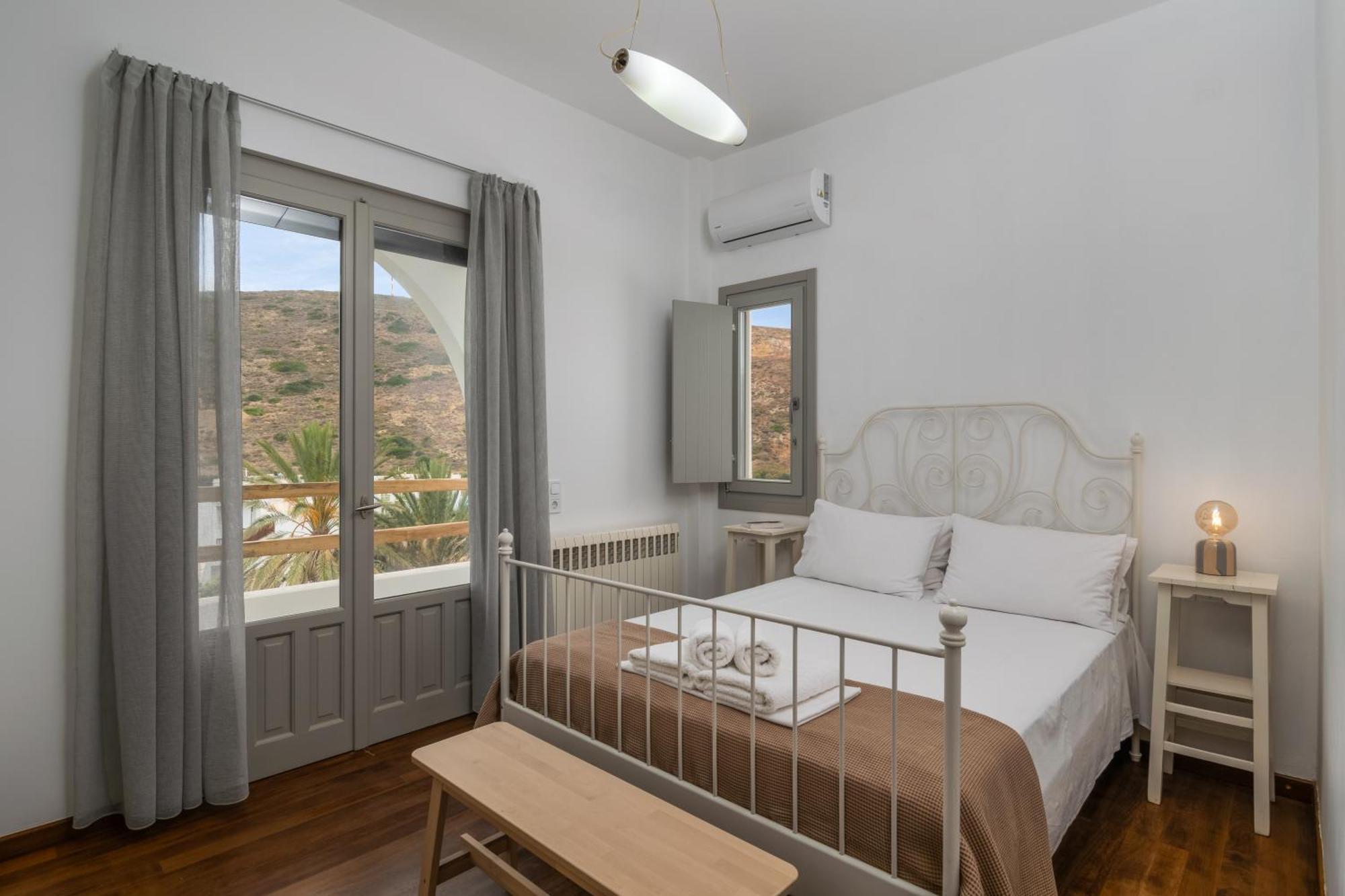 Areti'S Milos Guesthouses 아다마스 외부 사진